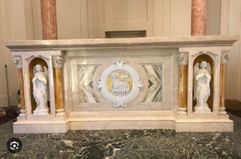 Bàn thờ Công giáo tại sao bằng đá